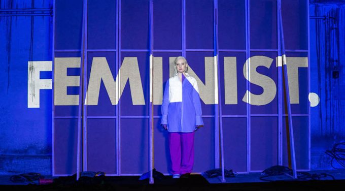 Frau vor dem Wort Feminist zum Thema Chancengleichheit