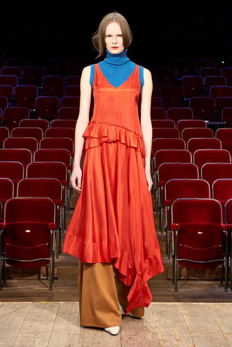 Frau in orangem Kleid für C.L.A.S.S. Icon Nachhaltigkeitspreis