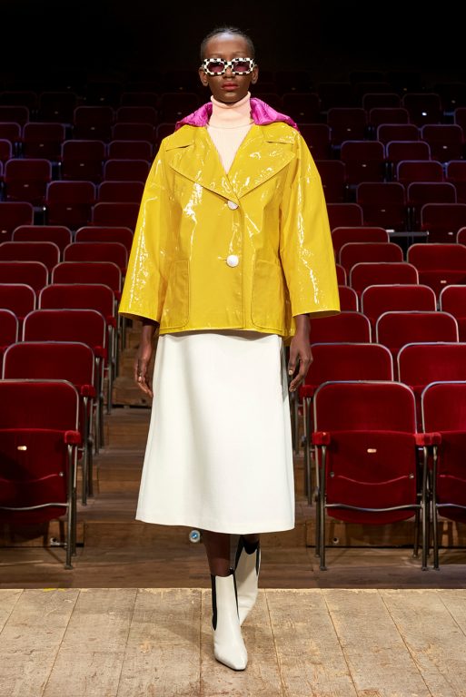 Frau in gelber Jacke und weißem Rock für C.L.A.S.S. Icon Nachhaltigkeitspreis