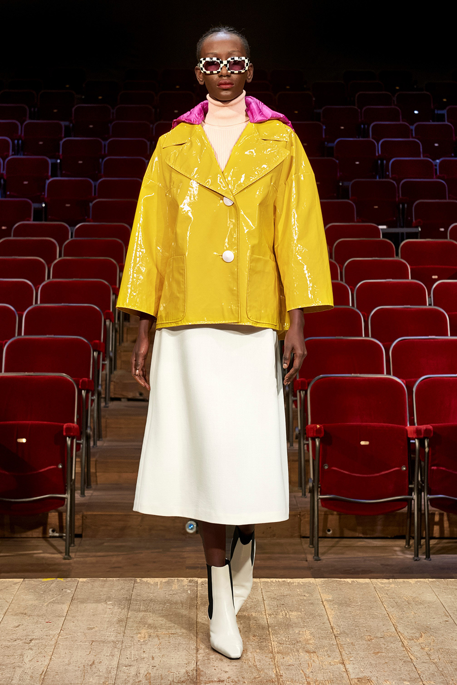 Frau in gelber Jacke und weißem Rock für C.L.A.S.S. Icon Nachhaltigkeitspreis