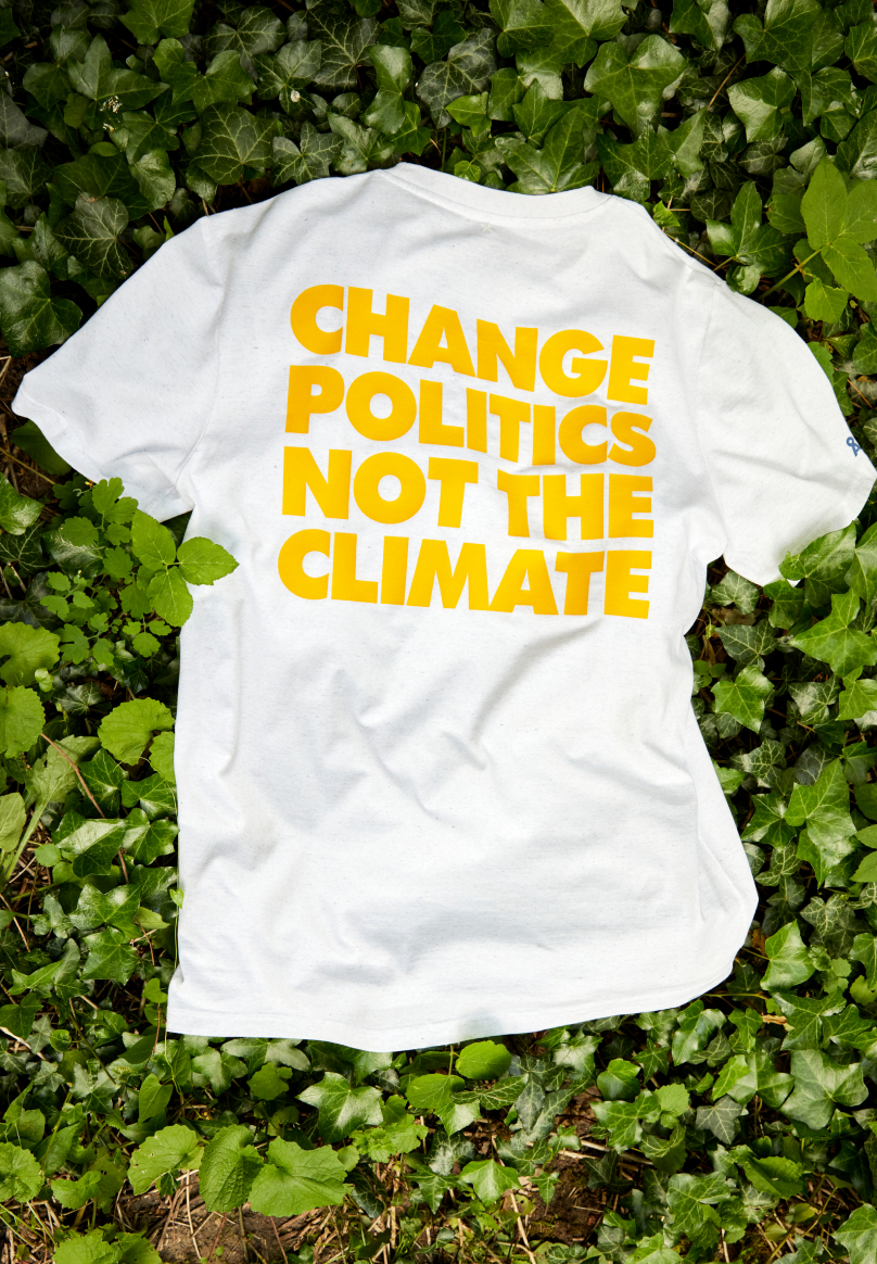 Rückenansicht des T-Shirts: Change politics not the climate