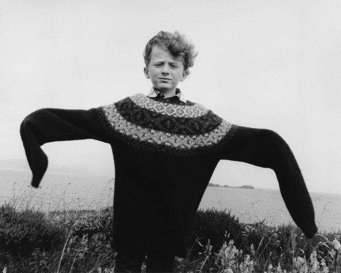 Junge trägt zu großen Pullover von Norse Projects