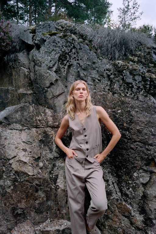 Model Iselin Steiro steht vor Felswand.