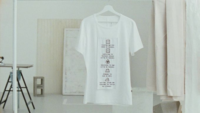 Weißes T-Shirt von Reimei x On hängt im Raum.