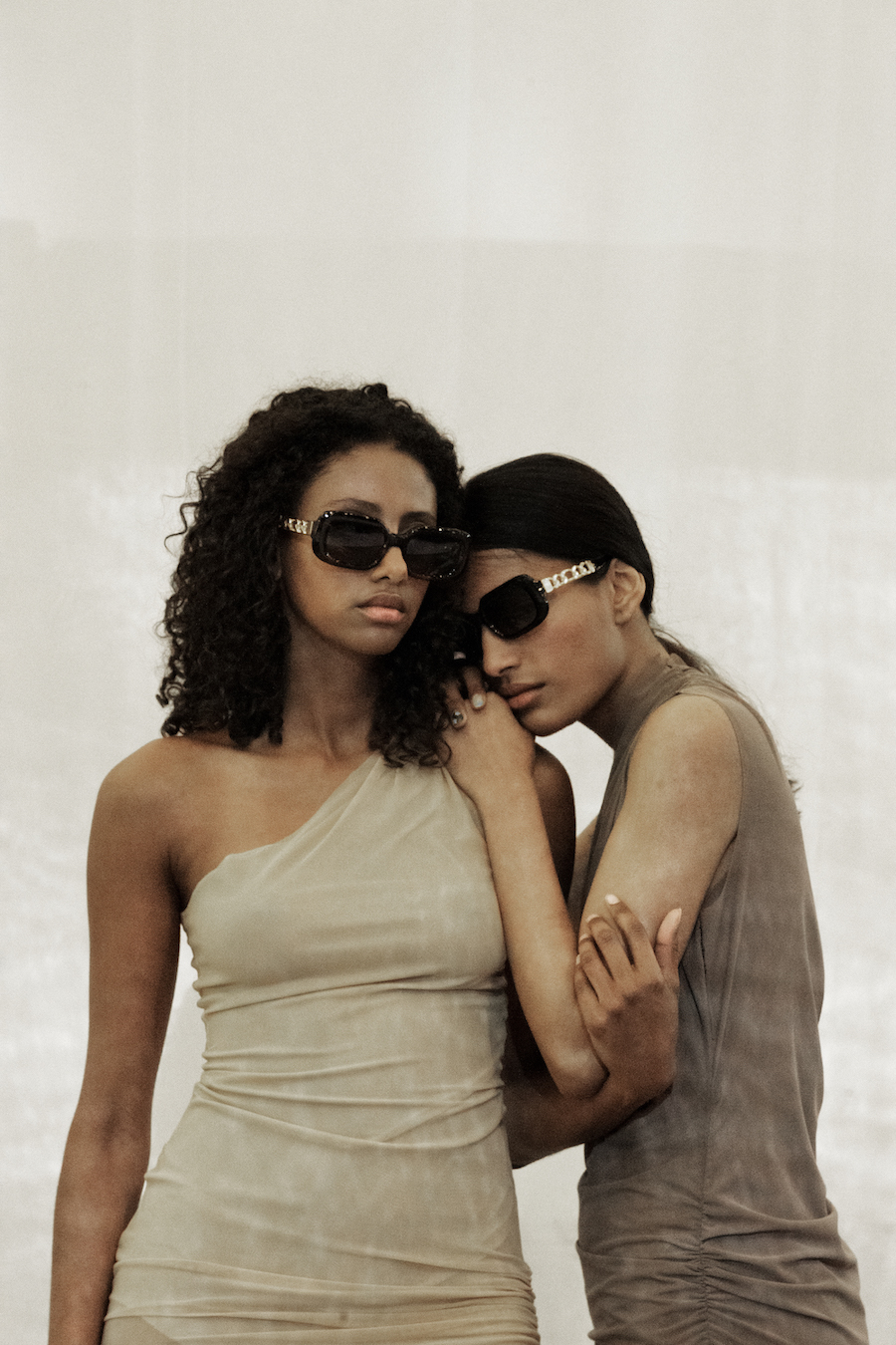 Zwei Models tragen Sonnenbrillen von Gigi Studios