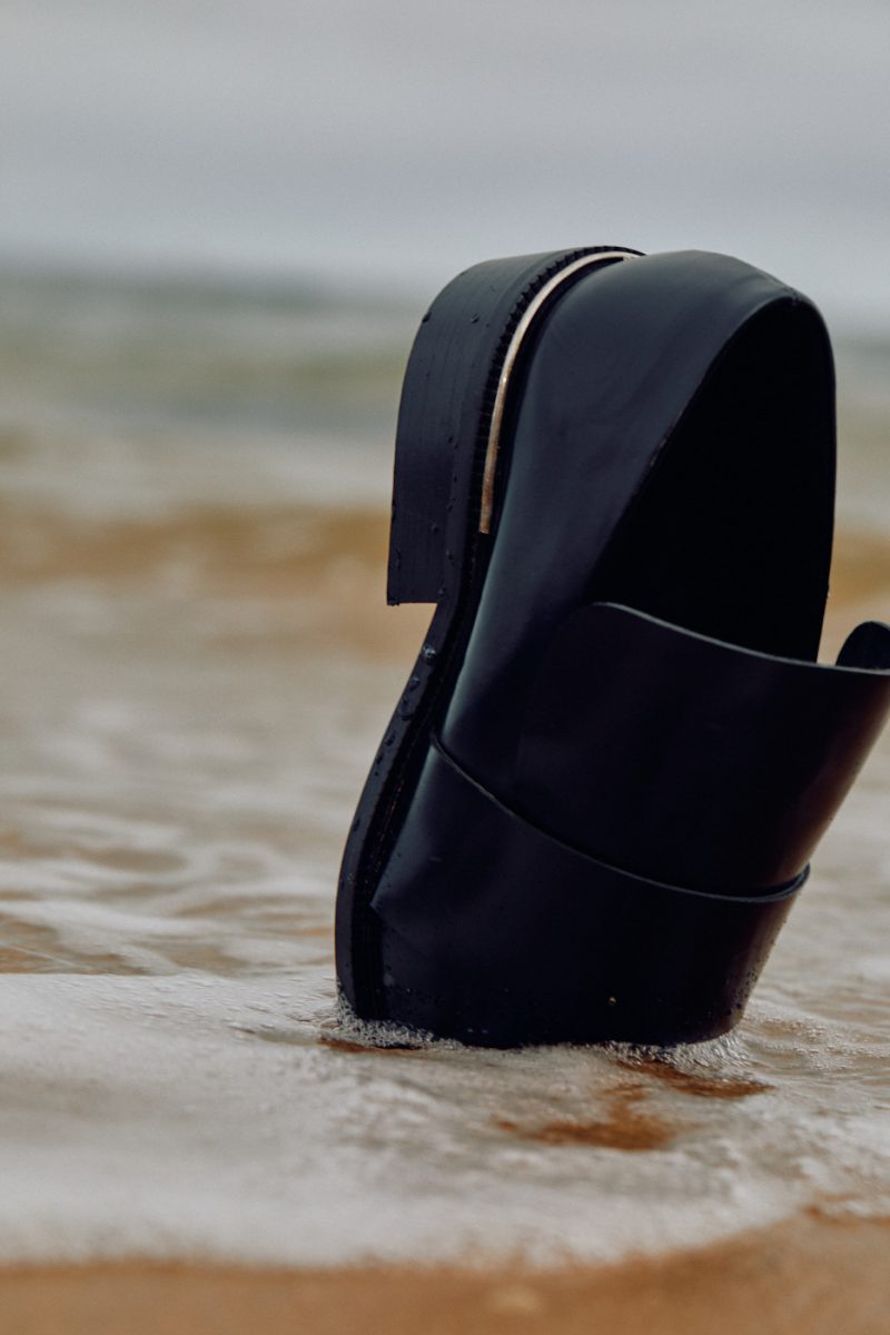 Loafer steckt im Meer fest.