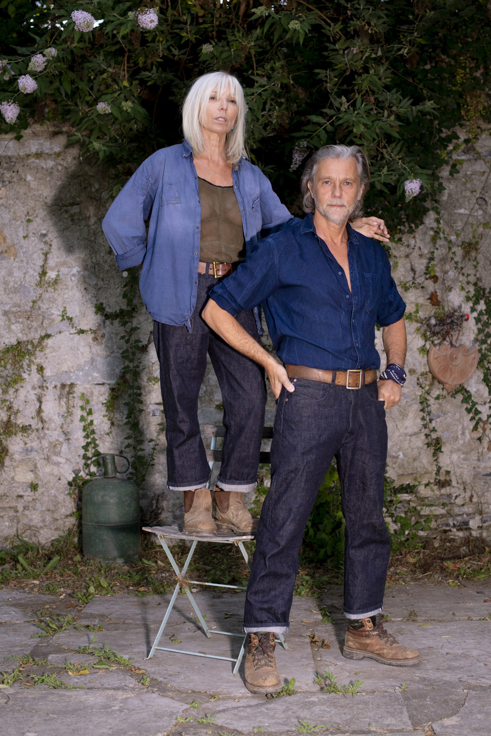 Mann mit grauem Bart und Frau mit grauen Haaren tragen Denim von Handz.