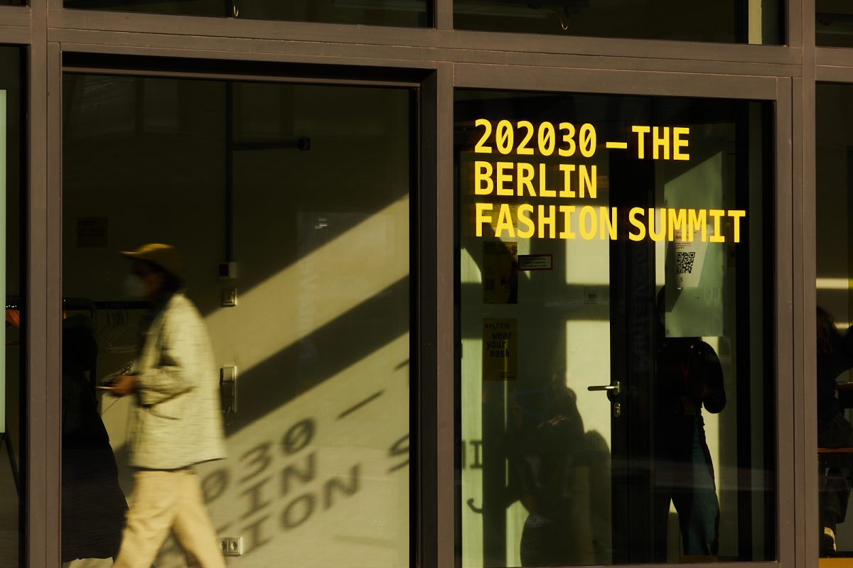 Außenaufnahme von Ladenlokal mit Schriftzug 202030 Summit.