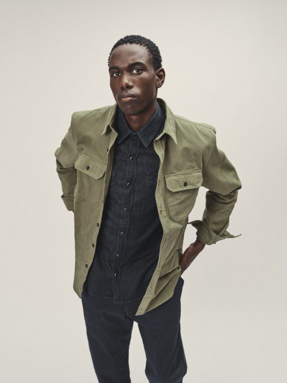 Male Model in olivgrünem Hemd
